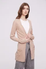 Saco tipo cárdigan abierto de tejido de punto, con mangas largas y bolsillos frontales aplicados.