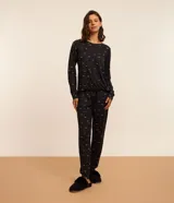 Conjunto de pijama largo negro con estampado de mariposas en tonos rosa y blanco. Incluye una blusa de manga larga y un pantalón con lazo ajustable en la cintura.