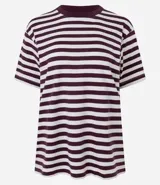 Remera oversized de algodón con rayas horizontales blancas y bordó, cuello redondo y mangas cortas.