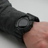 Reloj digital Casio G-Shock negro con correa de resina negra y esfera de 52mm. Resistente al agua hasta 200 metros.