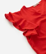 Blusa de crepé color rojo, con escote en V y mangas cortas con volados dobles en los hombros.