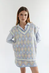 Minifalda de lana con estampado de rombos en tonos beige, gris y negro.