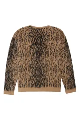 Cardigan de punto con estampado animal print, cuello en V y cierre frontal de botones. Presenta un diseño de textura suave y corte holgado.