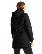 Campera capitoneada de corte largo, color negro, con cierre frontal oculto y botones a presión. Presenta cuello alto y puños en tejido elastizado, bolsillos frontales amplios y forro interno.
