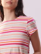 Remera de modal estampada a rayas horizontales en tonos rosa, naranja, beige y blanco, con cuello redondo y mangas cortas.