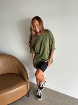 Remeron de morley viscosa color negro, con cuello redondo y mangas cortas de corte holgado.