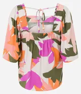 Blusa de mangas cortas con escote cuadrado y estampado floral en tonos rosa, naranja, verde y blanco.