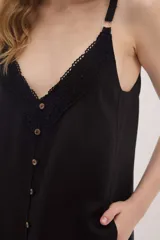 Vestido midi lencero marrón de lino, con escote en V pronunciado con aplique de encaje en contraste, breteles regulables y botonadura frontal decorativa.