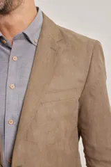 Saco sport marrón de gamuza ecológica con dos botones frontales y forro interno completo.