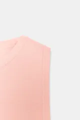 Top de punto color crema, sin mangas, con cuello redondo y corte ajustado.