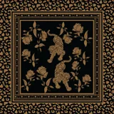 Pañuelo cuadrado de seda con estampado de tigres y flores en tonos dorados sobre fondo negro, con borde de animal print.
