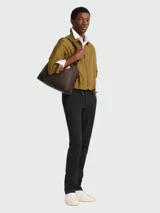 Bolso de mano hobo tamaño XL de Longchamp de la línea Le Pliage Xtra, en color marrón oscuro, confeccionado en cuero, con asa de hombro y cierre superior.