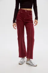 Pantalón jean color bordó de corte recto, tiro alto, con costuras pespunteadas en contraste y bolsillos delanteros y traseros.