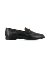 Mocasín de cuero color negro, de estilo sastrero, con costuras visibles alrededor de la puntera y detalle de hebilla forrada en el empeine.