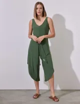 Enterito negro de seda fría, marca Tash & Sophie, con escote en V, ruedo asimétrico y lazo en la cintura con detalle de cuentas.