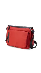 Bandolera de nylon color rojo con detalles en negro. Cuenta con un bolsillo frontal con solapa, dos bolsillos internos (uno con cierre) y un bolsillo trasero. Tiene una correa ajustable de tela negra con el nombre de la marca.