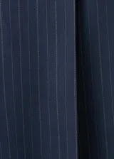Pantalón de traje tiro medio, corte recto y largo, con diseño de raya diplomática, pinzas y bolsillos laterales.