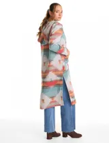 Cardigan largo con capucha, confeccionado en tejido estampado con diseño geométrico en tonos tierra, verde y rojo. Presenta frente abierto, mangas largas y bolsillos laterales.