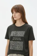 Remera de algodón color blanco, con cuello redondo, mangas cortas y estampa frontal rectangular con motivo de animal print estilo cebra y la palabra 'ICON'.