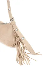 Bandolera color beige con flecos y ojales metálicos.