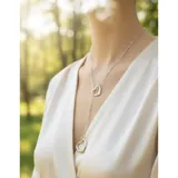 Cadena de plata 925 con diseño de doble corazón, uno fijo en la cadena y otro colgante en estilo corbatero.