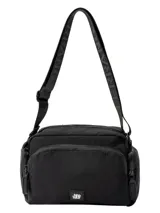 Bandolera de tela color negro, con cierre principal y bolsillo frontal con cierre. Cuenta con correa ajustable con logo grabado y parche decorativo en el frente.