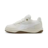 Championes urbanos Puma modelo Park Luna OG, con diseño de inspiración retro. Presentan una combinación de cuero y gamuza en tonos beige y blanco, con la icónica franja lateral de la marca en blanco y suela de goma color marrón.