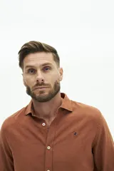 Camisa de manga larga color beige claro, confeccionada en una mezcla de lino y algodón. Presenta un corte semi slim, cuello camisero y un pequeño logo bordado en el pecho.