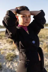 Camisa blanca con lunares celestes, de corte clásico, con cuello camisero y mangas largas abullonadas.