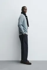 Jersey de corte regular fit confeccionado en una mezcla de lana y cashmere. Presenta cuello redondo, manga larga y acabados en rib en puños y bajo.