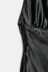 Vestido corto de tejido satinado con cuello halter, detalle de frunces en el frente y espalda descubierta.