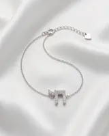 Pulsera de plata 925 con dije central en forma de letra hebrea Jai, decorado con circonias brillantes. Cuenta con cadena fina y cierre de mosquetón con cadena de alargue.