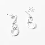 Aros colgantes plateados con forma de eslabones.