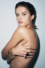 Pack de dos anillos dorados. Uno es tipo sello con una superficie ovalada y un pequeño cristal incrustado en la parte inferior. El otro es rectangular con una superficie plana y un pequeño cristal incrustado en el lateral.