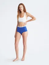 Bombacha de algodón elástico color azul con cintura alta y elástico blanco con logo de Calvin Klein.