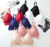 Soutien triangular de encaje con relleno, breteles finos y espalda con cierre de gancho.