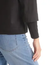 Buzo de punto suave marca Cyrus, color blanco, con cuello solapa y escote en V. Presenta diseño de hombros caídos, mangas 3/4 con puños largos de tejido rib al tono y corte holgado con tajos laterales en el ruedo.