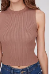 Top color beige de tejido de punto acanalado, con cuello redondo y sin mangas.