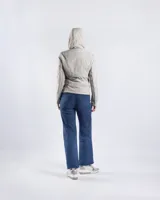 Campera entallada gris con capucha fija, cuello alto, cierre frontal y mangas largas.