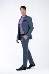 Ambo de corte slim fit compuesto por saco de dos botones con solapa clásica y pantalón de vestir a juego, en color azul con textura sutil.