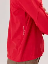 Remera de algodón con cuello redondo y manga larga. Presenta un diseño con costuras horizontales a la altura del pecho y costuras verticales en las mangas, brindando un detalle distintivo a la prenda.