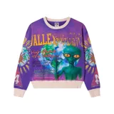 Buzo de cuello redondo en color violeta con diseño gráfico estampado que incluye un alienígena, el planeta Tierra y texto decorativo. Presenta puños y ruedo en color crema con acabado desgastado.