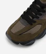 Championes estilo dad sneaker en color verde militar, con recortes en gamuza sintética y malla técnica. Presenta suela alta de goma termoplástica en color negro y cierre con cordones.