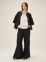 Pantalón de lino color negro, de corte recto y amplio, con cintura elástica.