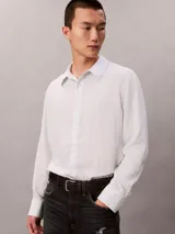 Camisa de manga larga Calvin Klein con diseño de rayas finas verticales, cuello camisero y cierre frontal de botones.