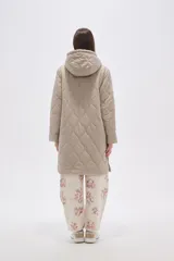 Campera acolchada de largo medio en color negro, con diseño de costuras onduladas, cierre frontal con botones a presión y bolsillos laterales.