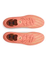 Championes de fútbol Under Armour Magnetico Pro 4 FG, de color salmón con suela verde lima y detalles en amarillo. Cuentan con capellada superior UA Clone con impresión 3D, cuello de punto elástico y tacos cónicos de TPU.