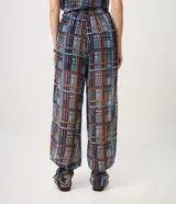 Pantalón Marfinno de chiffon con estampado de cuadros escoceses, calce amplio, cintura elastizada y lazos ajustables en el bajo. Cuenta con forro interior.