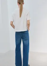 Camiseta blanca de cuello redondo y manga corta, con diseño oversize.
