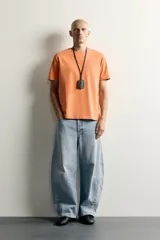 Camiseta básica de corte regular fit, con cuello redondo y mangas cortas de color blanco.